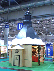 Messestand in Form der Seiffener Kirche